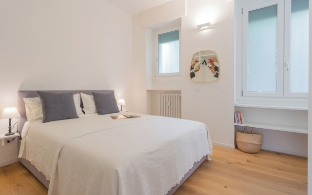 A Step From the Lake Apartment by Rent all Como