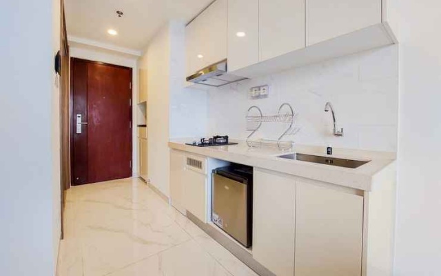 Elegant and Strategic Studio Apartment at Sky House BSD By Travelio – Kitchen – Legok