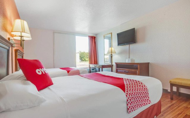 OYO Hotel Mona Lake Muskegon