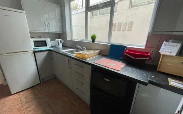 Beautiful 4 Bed House - Great Central Location - Wolverhampton