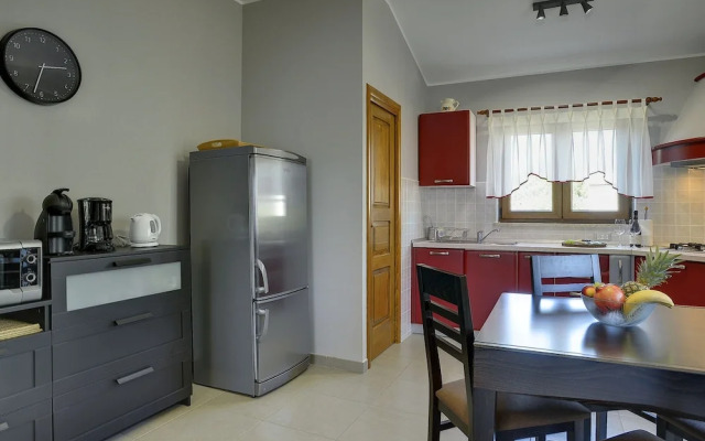 Villa in Peroj With Pool