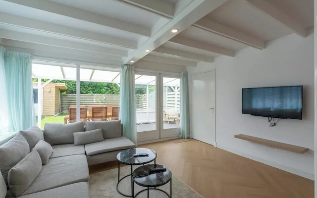 Bungalow Near Sint Maartenszee Beach