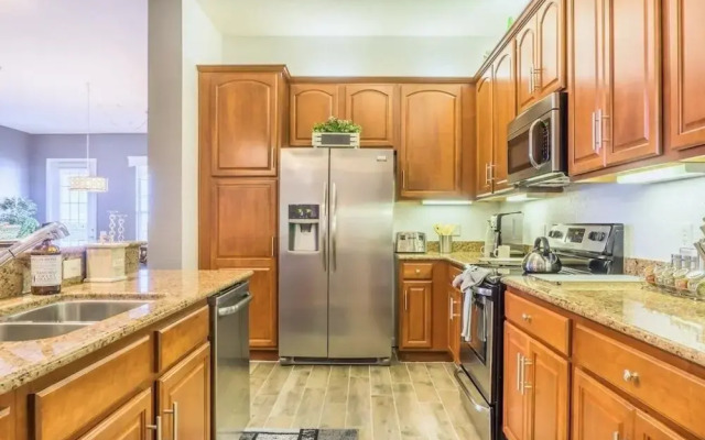 Lakeview Penthouse Elegance 3 Bedroom Condo by RedAwning