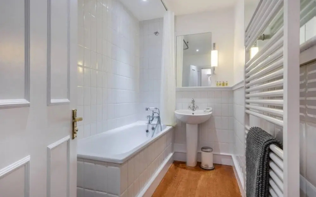 1BR Duplex Apartment 10 min From Regents Park