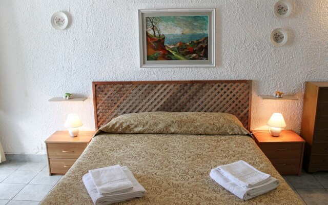 A charming studio apartment with terrace overlooking the sea