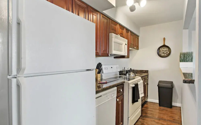 Posh 1BR Apartment in Arlington Heights