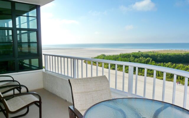 Beachfront Condo With Pool and Dazzling Ocean View