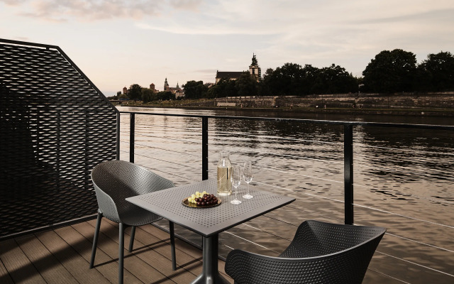 New Port Hotel