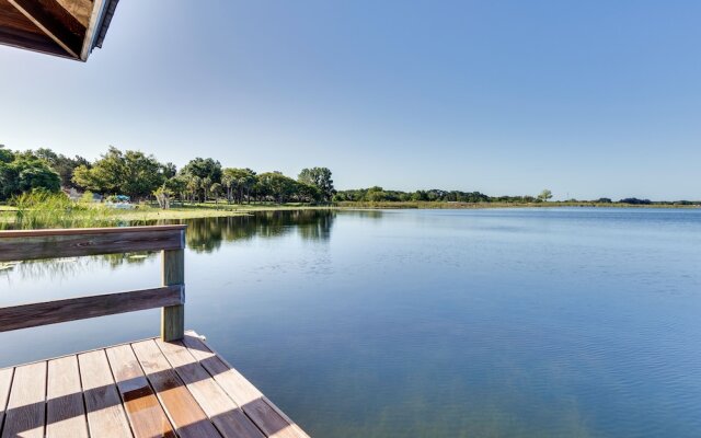 Lakefront Tavares Cabin w/ Deck, Patio & Dock!