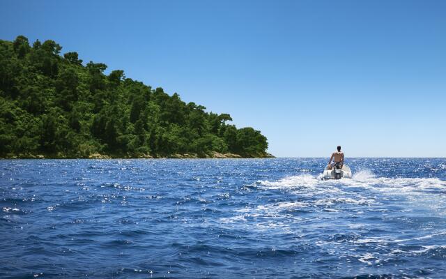 Hotel Feral – Все включено Light