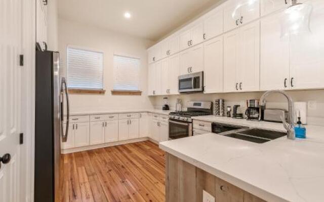 Spacious 3BR on Carondelet by Hosteeva
