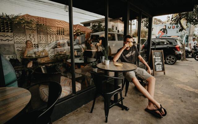 Murals Hostel & Cafe