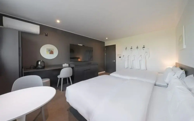 Workers Hotel Daejeon by Aank