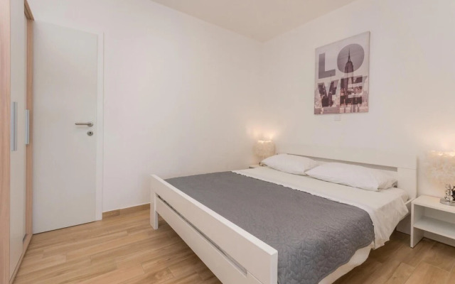 Amazing Apartment in Turanj With 1 Bedrooms and Wifi