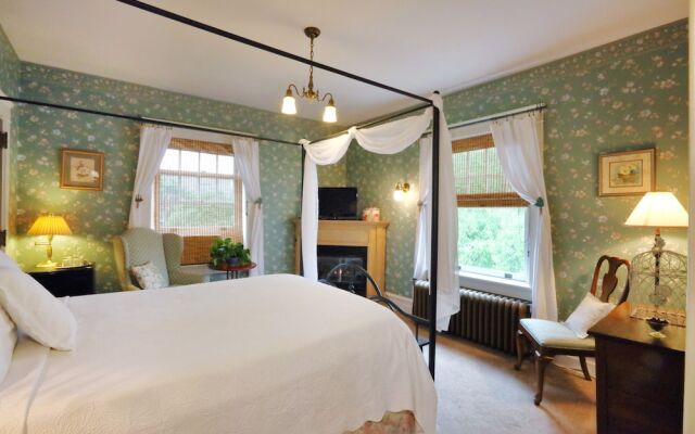 Olde Square Inn Bed and Breakfast