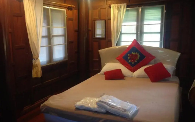 Ruen Thai Ampawa Resort