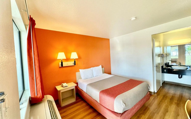 Motel 6 Bellflower, CA - Los Angeles