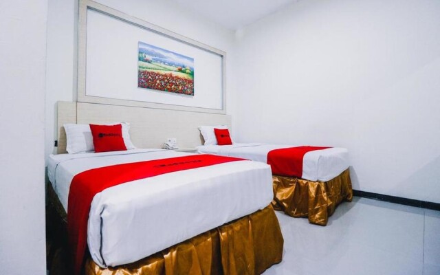 RedDoorz Plus near Sultan Hasanuddin Airport