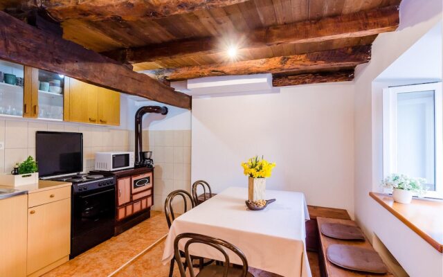 Amazing Home in Brotnice with WiFi, 3 Bedrooms & Hot Tub