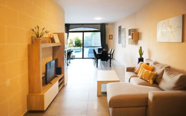 Siku Gozitan House With Pool hot tub