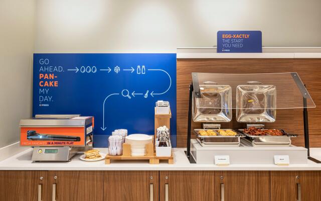 Holiday Inn Express Toronto - Downtown by IHG