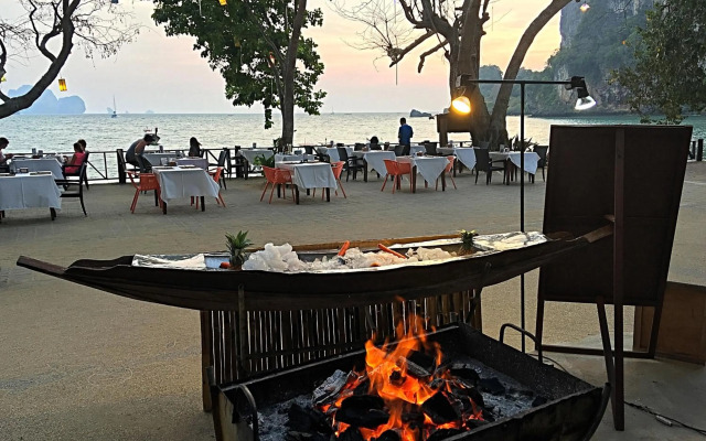 Tonsai Bay Resort