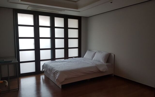 Gangnam Stn Luxury Apt