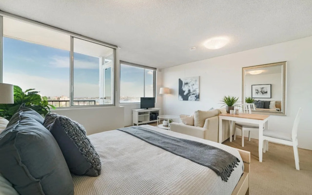 Bright And Sunny Studio Apartment