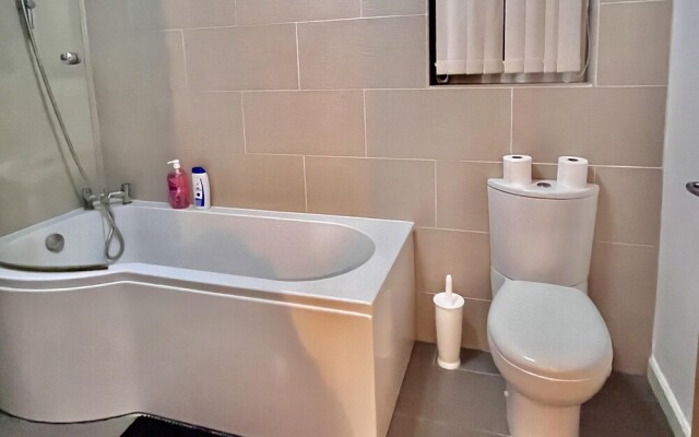 Comfy and Spacious 5-bed House in Cambridge