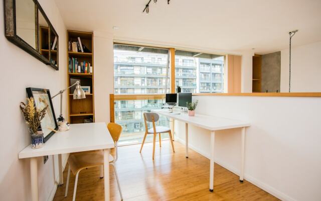 Beautiful 2-bedroom Flat With Balcony in E London