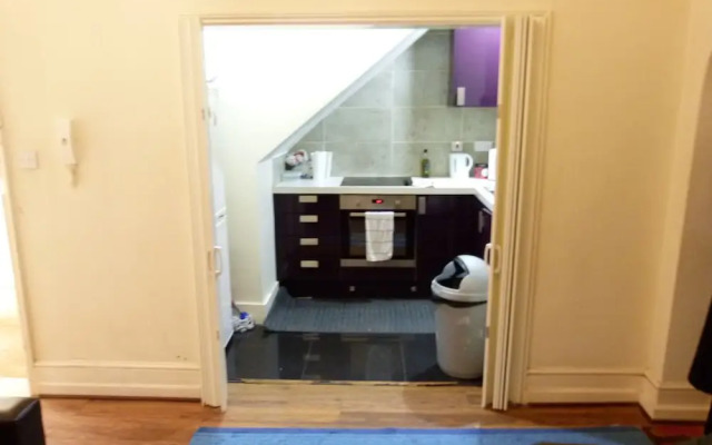 SS Property Hub - Family Apartment Barons Court