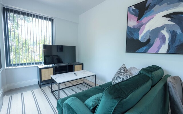 Stylish Apartments with Balcony for upper apartments & Free Parking in a prime location - Five Miles from Heathrow Airport