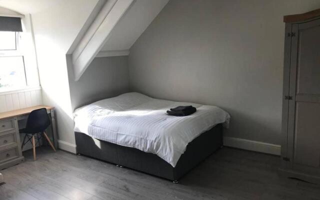 Large 7 bedroom House with Parking near City Centre