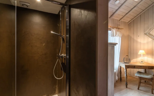 Beautiful Holiday Home with Hot Tub, Sauna & Monumental Fireplace
