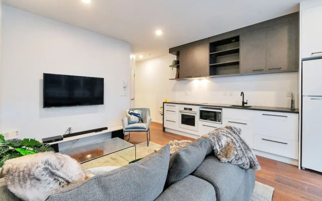 Chic & Stylish Apartment with Parking