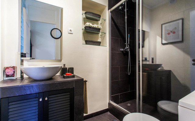 Remodeled Historic Apartment in Bairro Alto