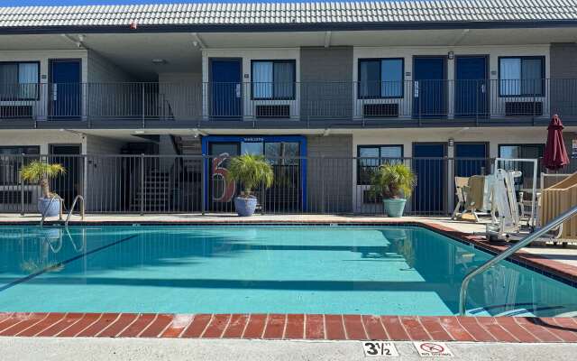 Motel 6 Simi Valley, CA