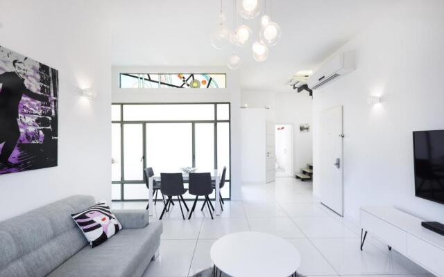 Quiet 4BR Penthouse in Yona Hanavi by HolyGuest