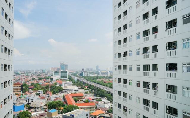 Comfortable 2BR Apartment at Green Pramuka near Mall