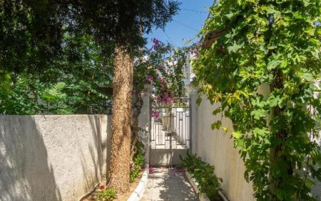 Cozy House with Flowery Courtyard in Notable Location