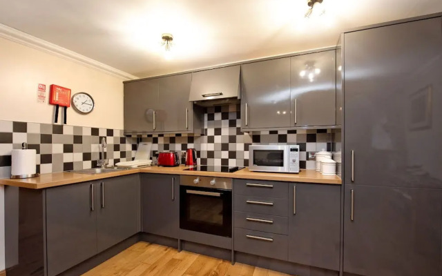 Grand Mansion, 9 Beds, Sleeps 17, Parking - Groups