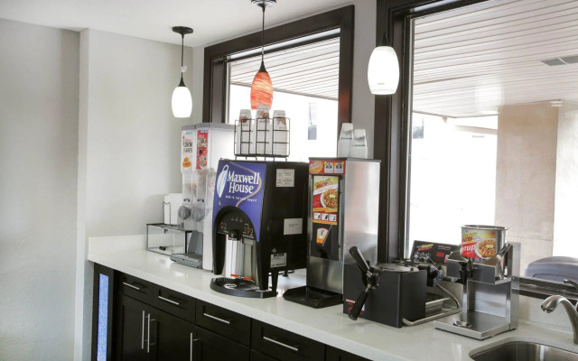 Rodeway Inn & Suites Downtown North