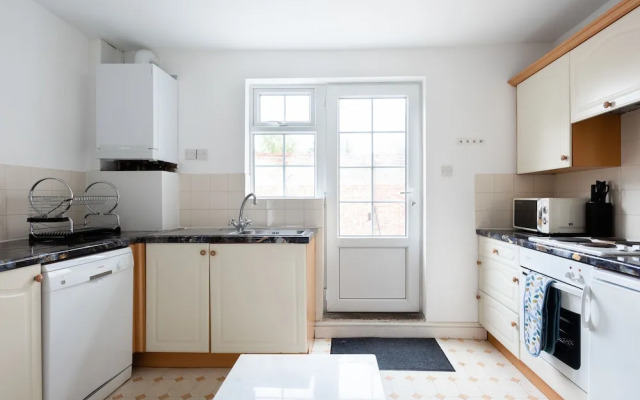 The Emmanuel Orchard - Central 4BDR Home with Parking
