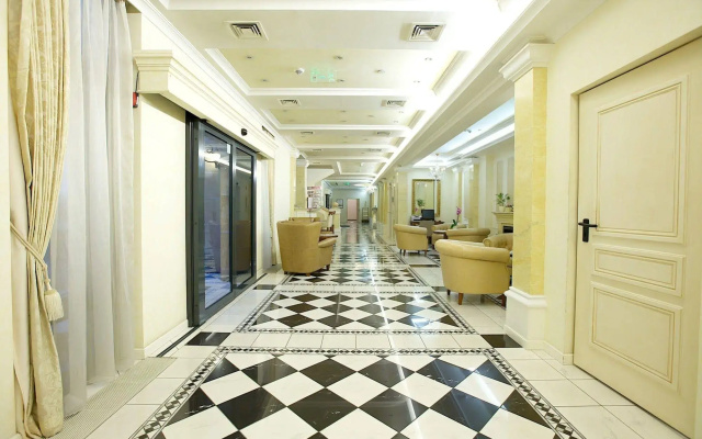 Queen's Court  & Residence