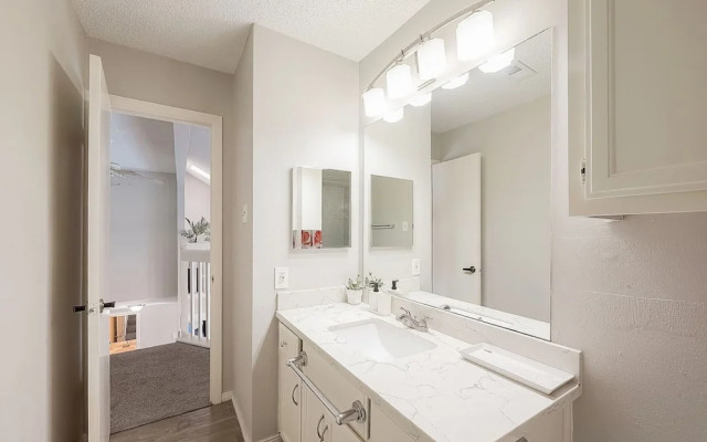 Beat the Heat in Katy w Pool