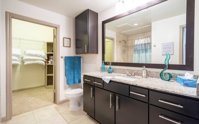 Luxurious Modern Midtown Cozy/fully Equipped Condo -