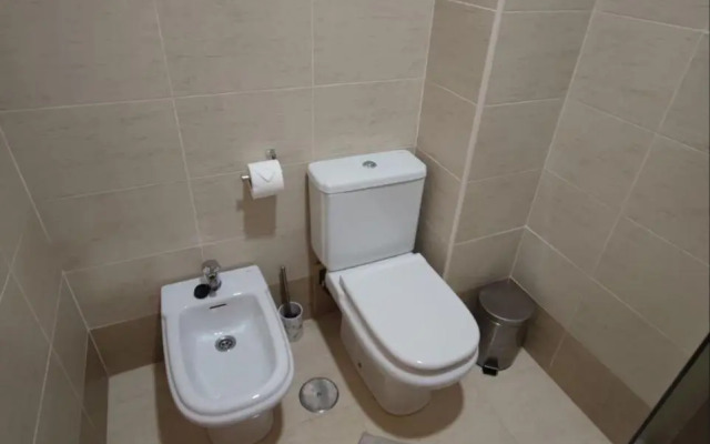 Apartamento con patio, piscina y parking privado