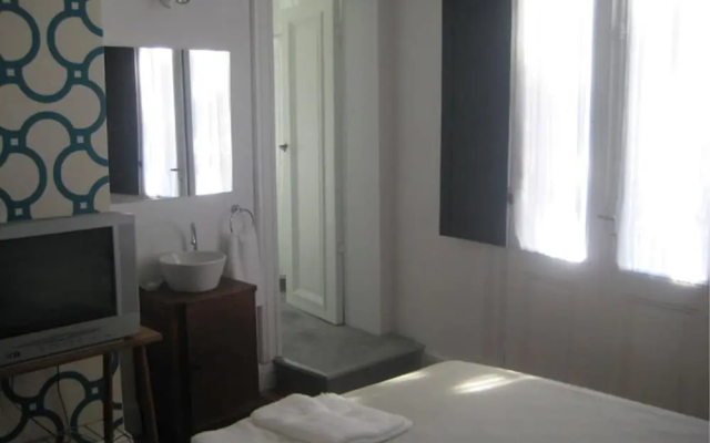 06 Soho Suites Bed & Breakfast