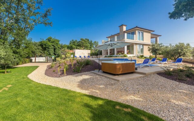 Villa Roko with Pool and Sauna