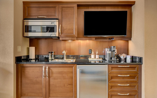 Premium Suite w/balcony at The Signature